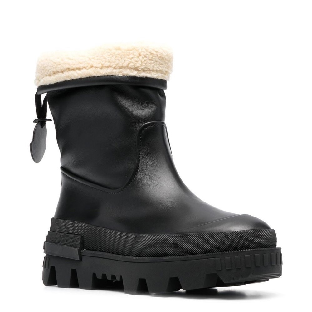 Moncler
embossed-logo ankle boots